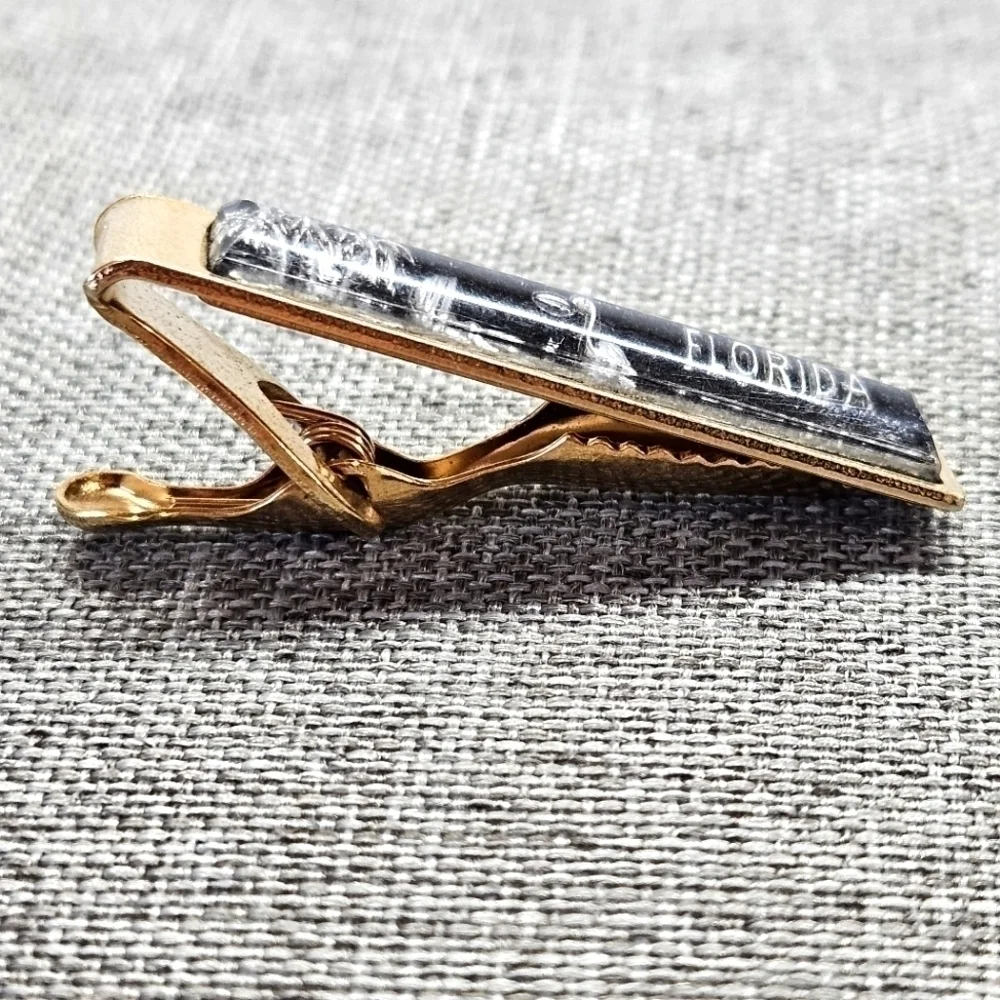 VINTAGE Florida Palm Trees & Flamingo 3D Black Gold-Tone Tie Bar Clip
